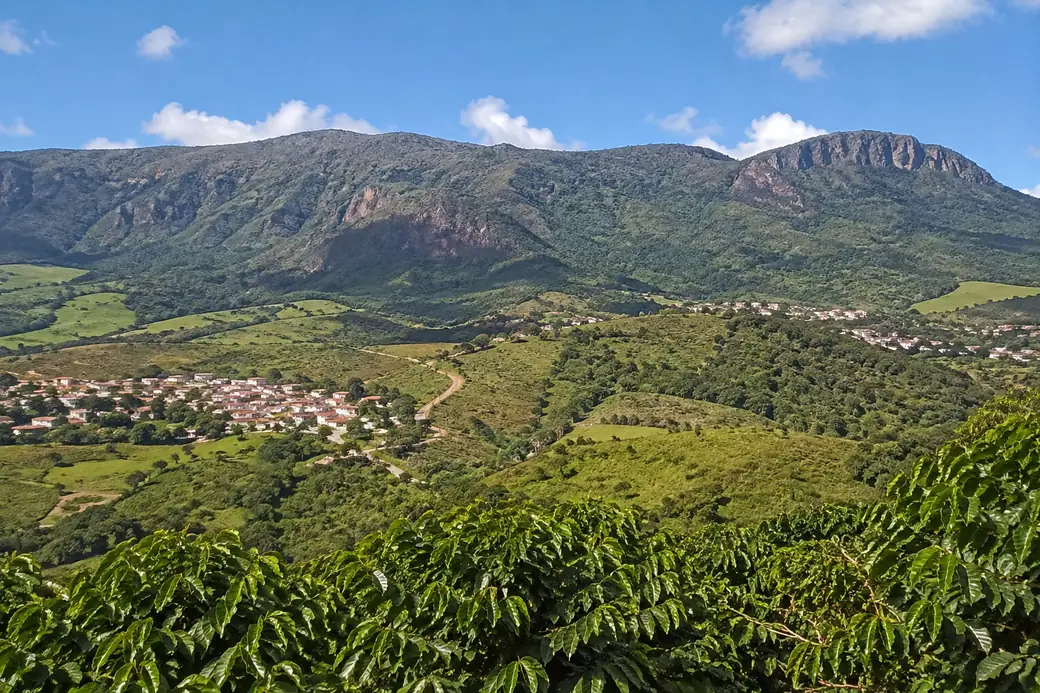 Vista da Serra de Brejões, na Bahia, com a cidade no vale e o café em primeiro plano